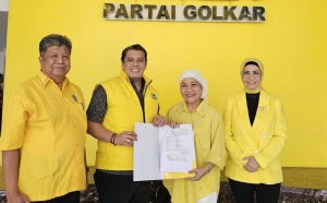 R.A. Anita Noeringhati mendampingi Pengurus DPP Partai Golkar, menyerahkan Surat Persetujuan Pencalonan Hj. Lucianty dan H. Syaparuddin sebagai Bupati dan Wakil Bupati Kabupaten Musi Banyuasin, di DPP Partai Golkar, Jakarta, hari Senin tanggal 27 Agustus 2024. (Bekisar Media / Edi Triono)