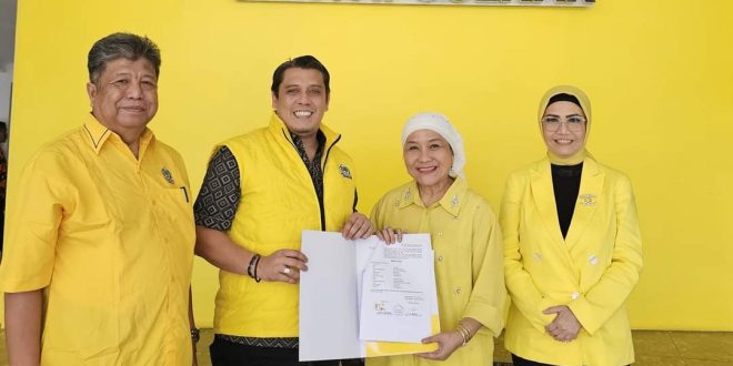R.A. Anita Noeringhati mendampingi Pengurus DPP Partai Golkar, menyerahkan Surat Persetujuan Pencalonan Hj. Lucianty dan H. Syaparuddin sebagai Bupati dan Wakil Bupati Kabupaten Musi Banyuasin, di DPP Partai Golkar, Jakarta, hari Senin tanggal 27 Agustus 2024. (Bekisar Media / Edi Triono)