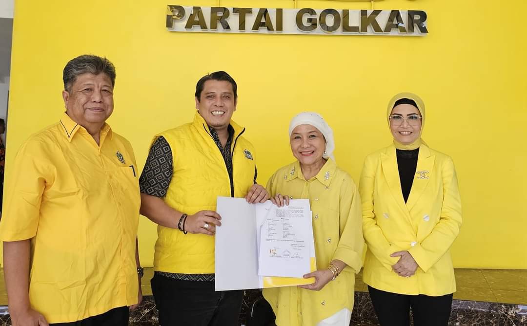 R.A. Anita Noeringhati mendampingi Pengurus DPP Partai Golkar, menyerahkan Surat Persetujuan Pencalonan Hj. Lucianty dan H. Syaparuddin sebagai Bupati dan Wakil Bupati Kabupaten Musi Banyuasin, di DPP Partai Golkar, Jakarta, hari Senin tanggal 27 Agustus 2024. (Bekisar Media / Edi Triono)