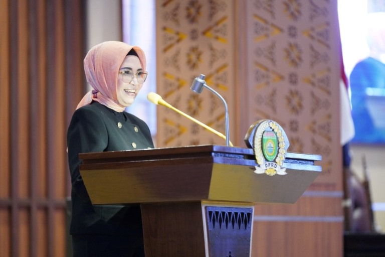 Ketua DPRD Sumsel Memberikan Sambutan Pada Rapat Paripurna ke 86 dengan Agenda Penandatanganan Nota Kesepakatan dengan Pemerintah Provinsi Sumatera Selatan tentang Kebijakan Umum APBD (KUA) serta Prioritas dan Plapon Anggaran Sementara (PPAS) APBD Sumsel Tahun Anggaran 2025, pada hari Kamis tanggal 15 Agustus 2024, di Gedung DPRD Sumsel yang beralamat di Jalan POM IX, Kota Palembang. (Bekisar Media / Humas DPRD Sumsel)