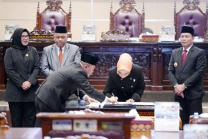 Ketua Dewan Perwakilan Rakyat Daerah Provinsi Sumatera Selatan, R.A. Anita Noeringhati, menandatangani Nota Kesepakatan dengan Pemerintah Provinsi Sumatera Selatan tentang Kebijakan Umum APBD (KUA) serta Prioritas dan Plapon Anggaran Sementara (PPAS) APBD Sumsel Tahun Anggaran 2025, pada hari Kamis tanggal 15 Agustus 2024, di Gedung DPRD Sumsel yang beralamat di Jalan POM IX, Kota Palembang. (Bekisar Media / Humas DPRD Sumsel)
