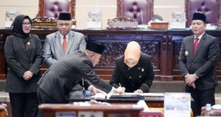 Ketua Dewan Perwakilan Rakyat Daerah Provinsi Sumatera Selatan, R.A. Anita Noeringhati, menandatangani Nota Kesepakatan dengan Pemerintah Provinsi Sumatera Selatan tentang Kebijakan Umum APBD (KUA) serta Prioritas dan Plapon Anggaran Sementara (PPAS) APBD Sumsel Tahun Anggaran 2025, pada hari Kamis tanggal 15 Agustus 2024, di Gedung DPRD Sumsel yang beralamat di Jalan POM IX, Kota Palembang. (Bekisar Media / Humas DPRD Sumsel)