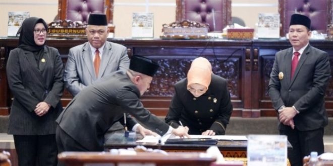 Ketua Dewan Perwakilan Rakyat Daerah Provinsi Sumatera Selatan, R.A. Anita Noeringhati, menandatangani Nota Kesepakatan dengan Pemerintah Provinsi Sumatera Selatan tentang Kebijakan Umum APBD (KUA) serta Prioritas dan Plapon Anggaran Sementara (PPAS) APBD Sumsel Tahun Anggaran 2025, pada hari Kamis tanggal 15 Agustus 2024, di Gedung DPRD Sumsel yang beralamat di Jalan POM IX, Kota Palembang. (Bekisar Media / Humas DPRD Sumsel)