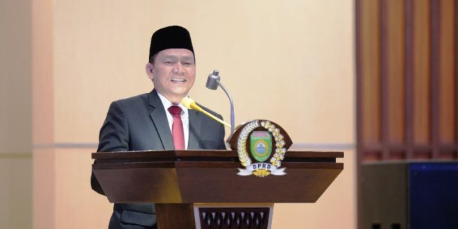 Pj. Gubernur Sumsel, Elen Setiadi, Memberikan Sambutan Pada Rapat Paripurna ke 86 dengan Agenda Penandatanganan Nota Kesepakatan dengan Pemerintah Provinsi Sumatera Selatan tentang Kebijakan Umum APBD (KUA) serta Prioritas dan Plapon Anggaran Sementara (PPAS) APBD Sumsel Tahun Anggaran 2025, pada hari Kamis tanggal 15 Agustus 2024, di Gedung DPRD Sumsel yang beralamat di Jalan POM IX, Kota Palembang. (Bekisar Media / Humas DPRD Sumsel)