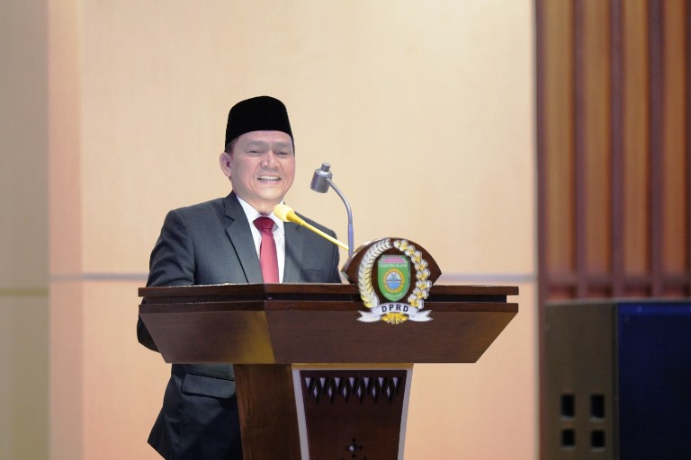 Pj. Gubernur Sumsel, Elen Setiadi, Memberikan Sambutan Pada Rapat Paripurna ke 86 dengan Agenda Penandatanganan Nota Kesepakatan dengan Pemerintah Provinsi Sumatera Selatan tentang Kebijakan Umum APBD (KUA) serta Prioritas dan Plapon Anggaran Sementara (PPAS) APBD Sumsel Tahun Anggaran 2025, pada hari Kamis tanggal 15 Agustus 2024, di Gedung DPRD Sumsel yang beralamat di Jalan POM IX, Kota Palembang. (Bekisar Media / Humas DPRD Sumsel)
