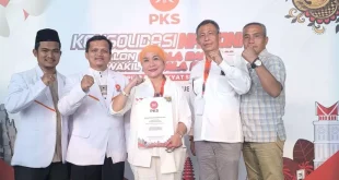 Bakal Calon Bupati dan Wakil Bupati Kabupaten Musi Banyuasin, Hj. Lucianty dan H. Syaparuddin, bersama Pengurus Dewan Pimpinan Tingkat Daerah Partai Keadilan Sejahtera Kabupaten Musi Banyuasin di acara Konsolidasi Nasional Partai Keadilan Sejahtera, hari Selasa tanggal 20 Agustus 2024. (Bekisar Media / Edi Triono)