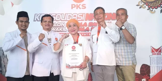 Bakal Calon Bupati dan Wakil Bupati Kabupaten Musi Banyuasin, Hj. Lucianty dan H. Syaparuddin, bersama Pengurus Dewan Pimpinan Tingkat Daerah Partai Keadilan Sejahtera Kabupaten Musi Banyuasin di acara Konsolidasi Nasional Partai Keadilan Sejahtera, hari Selasa tanggal 20 Agustus 2024. (Bekisar Media / Edi Triono)