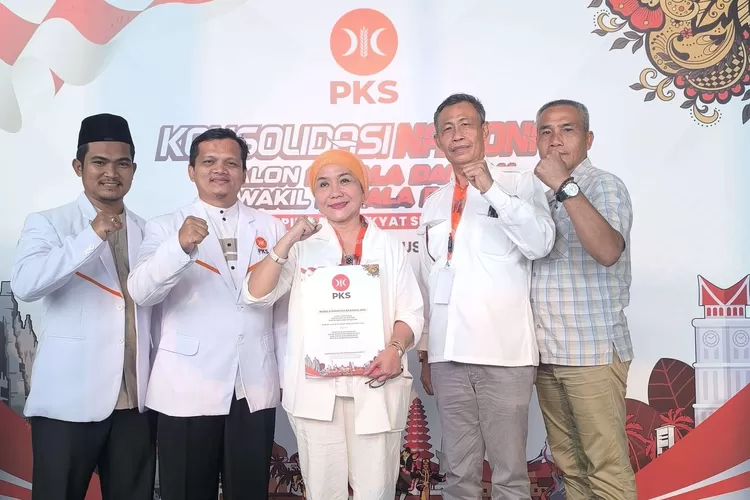 Bakal Calon Bupati dan Wakil Bupati Kabupaten Musi Banyuasin, Hj. Lucianty dan H. Syaparuddin, bersama Pengurus Dewan Pimpinan Tingkat Daerah Partai Keadilan Sejahtera Kabupaten Musi Banyuasin di acara Konsolidasi Nasional Partai Keadilan Sejahtera, hari Selasa tanggal 20 Agustus 2024. (Bekisar Media / Edi Triono)