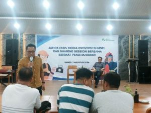 Kepala BPJS Ketenagakerjaan Kanwil Sumbagsel, Muhyidin, menyampaikan materi program perlindungan kepada pekerja pada Jumpa Pers Media Provinsi Sumatera Selatan (Sumsel) dan Sharing Session bersama Serikat Pekerja/Buruh di Royal PGC Golf Lounge Palembang, hari Kamis tanggal 1 Agustus 2024. (BekisarMedia.id/Angga Putra)