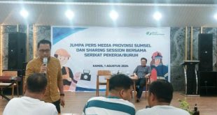 Kepala BPJS Ketenagakerjaan Kanwil Sumbagsel, Muhyidin, menyampaikan materi program perlindungan kepada pekerja pada Jumpa Pers Media Provinsi Sumatera Selatan (Sumsel) dan Sharing Session bersama Serikat Pekerja/Buruh di Royal PGC Golf Lounge Palembang, hari Kamis tanggal 1 Agustus 2024. (BekisarMedia.id/Angga Putra)