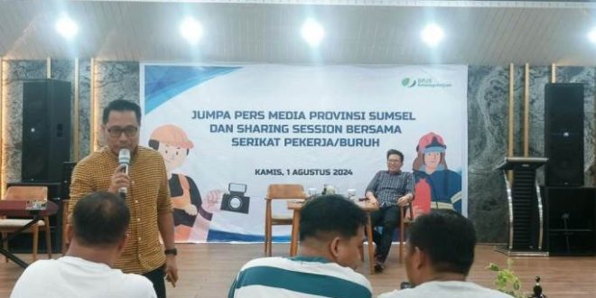 Kepala BPJS Ketenagakerjaan Kanwil Sumbagsel, Muhyidin, menyampaikan materi program perlindungan kepada pekerja pada Jumpa Pers Media Provinsi Sumatera Selatan (Sumsel) dan Sharing Session bersama Serikat Pekerja/Buruh di Royal PGC Golf Lounge Palembang, hari Kamis tanggal 1 Agustus 2024. (BekisarMedia.id/Angga Putra)