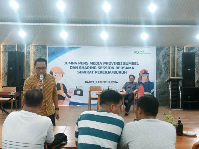 Kepala BPJS Ketenagakerjaan Kanwil Sumbagsel, Muhyidin, menyampaikan materi program perlindungan kepada pekerja pada Jumpa Pers Media Provinsi Sumatera Selatan (Sumsel) dan Sharing Session bersama Serikat Pekerja/Buruh di Royal PGC Golf Lounge Palembang, hari Kamis tanggal 1 Agustus 2024. (BekisarMedia.id/Angga Putra)