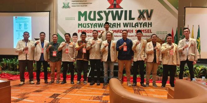 Fajar Febriansyah foto bersama peserta Musyawarah Wilayah XV Pemuda Muhammadiyah Provinsi Sumatera Selatan di Novotel Hotel Palembang, hari Minggu tanggal 4 Agustus 2024. (Bekisar Media/Angga)
