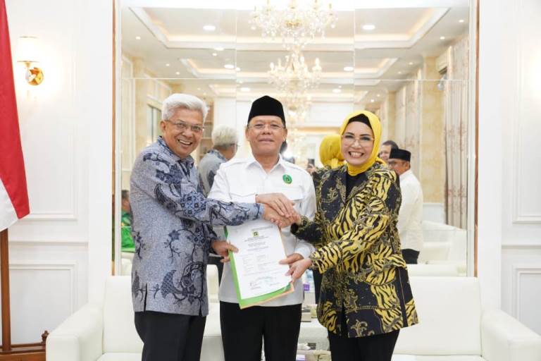 Mawardi Yahya dan R.A. Anita Noeringhati menerima dukungan dari Partai Persatuan Pembangunan untuk maju pada Pemilihan Gubernur Provinsi Sumatera Selatan tahun 2024. (Bekisar Media / Malik Syafei)