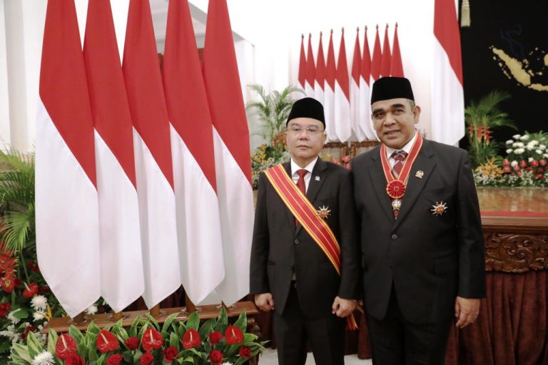 Dua kader Partai Gerakan Indonesia Raya, Sufmi Dasco Ahmad dan Ahmad Muzani, mendapatkan penghargaan tanda penghormatan dari Presiden Republik Indonesia, Joko Widodo, pada hari Rabu tanggal 14 Agustus 2024. (Bekisar Media / SMSI)
