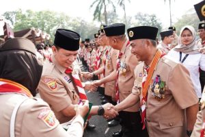 Ketua Majelis Pembimbing Cabang Muba, H. Apriyadi Mahmud, mendapatkan Piagam Karya Bakti di Peringatan Hari Pramuka yang digelar di Lapangan Griya Agung Palembang, hari Senin tanggal 19 Agustus 2024. (Bekisar Media / Angga)
