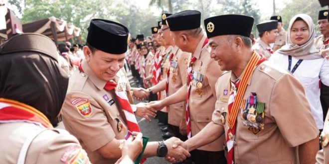 Ketua Majelis Pembimbing Cabang Muba, H. Apriyadi Mahmud, mendapatkan Piagam Karya Bakti di Peringatan Hari Pramuka yang digelar di Lapangan Griya Agung Palembang, hari Senin tanggal 19 Agustus 2024. (Bekisar Media / Angga)
