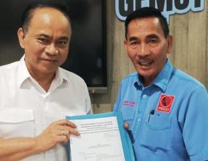 Ketua DPP PROJO, Budi Arie Setiadi, menyerahkan surat dukungan kepada Mawardi Yahya dan R.A. Anita Noeringhati untuk maju di Pilgub Sumsel, dan diterima oleh Ketua DPD PROJO Sumsel, H. Hidayat Comsu, hari Sabtu, tanggal 24 Agustus 2024. (Bekisar Media / Hidayat Comsu)
