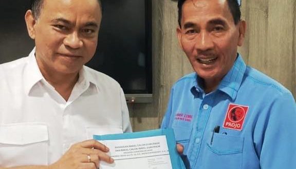 Ketua DPP PROJO, Budi Arie Setiadi, menyerahkan surat dukungan kepada Mawardi Yahya dan R.A. Anita Noeringhati untuk maju di Pilgub Sumsel, dan diterima oleh Ketua DPD PROJO Sumsel, H. Hidayat Comsu, hari Sabtu, tanggal 24 Agustus 2024. (Bekisar Media / Hidayat Comsu)