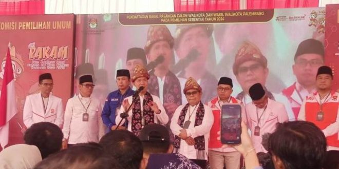 Bakal Calon Wali Kota Palembang, Yudha Pratomo Mahyuddin, saat memberikan keterangan kepada wartawan, setelah mendaftar sebagai Calon Wali Kota Palembang di KPU Kota Palembang, hari Selasa tanggal 27 Agustus 2024. (Bekisar Media / Oyong Hairudin)