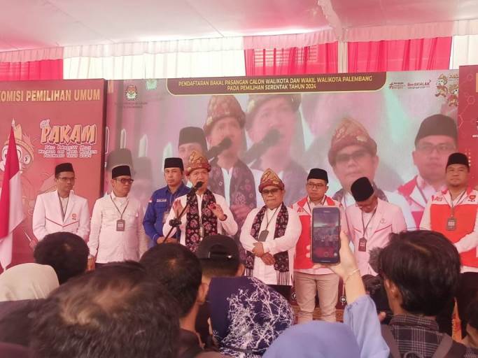 Bakal Calon Wali Kota Palembang, Yudha Pratomo Mahyuddin, saat memberikan keterangan kepada wartawan, setelah mendaftar sebagai Calon Wali Kota Palembang di KPU Kota Palembang, hari Selasa tanggal 27 Agustus 2024. (Bekisar Media / Oyong Hairudin)