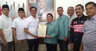 Hj. Lucianty dan H. Syaparuddin menerima Surat Persetujuan Pencalonan Bupati dan Wakil Bupati Kabupaten Musi Banyuasin dari Partai Gerindra, hari Selasa tanggal 27 Agustus 2024 di Sekayu. (Bekisar Media / Eka Sahputra)
