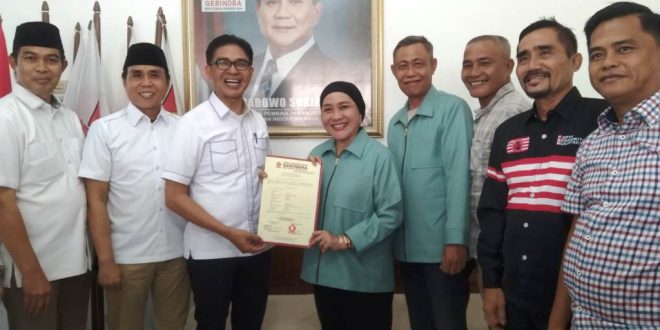 Hj. Lucianty dan H. Syaparuddin menerima Surat Persetujuan Pencalonan Bupati dan Wakil Bupati Kabupaten Musi Banyuasin dari Partai Gerindra, hari Selasa tanggal 27 Agustus 2024 di Sekayu. (Bekisar Media / Eka Sahputra)