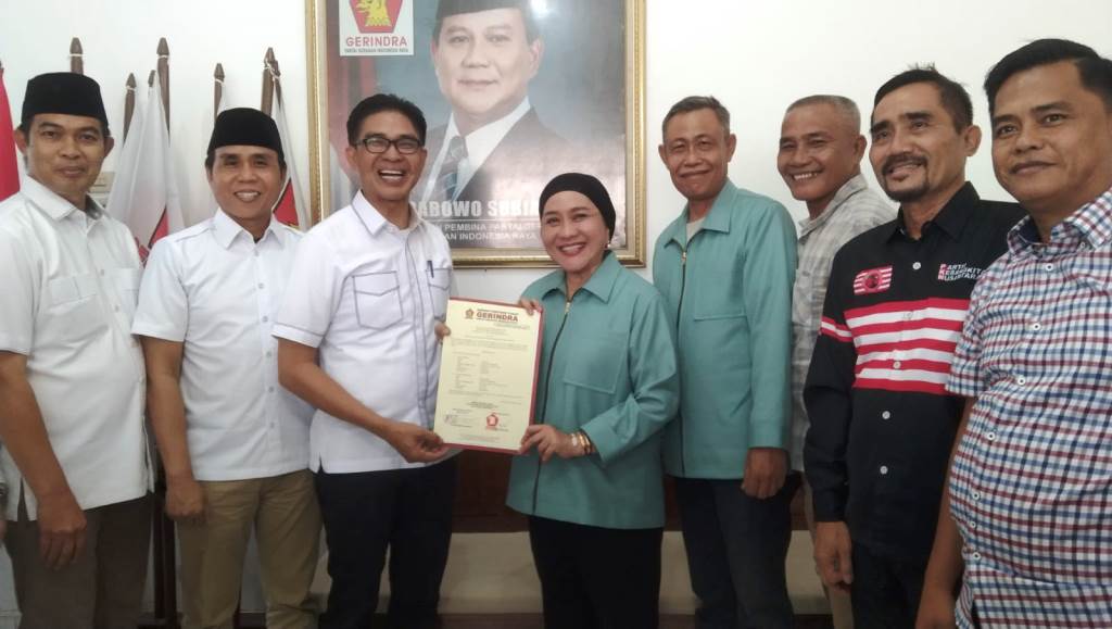 Hj. Lucianty dan H. Syaparuddin menerima Surat Persetujuan Pencalonan Bupati dan Wakil Bupati Kabupaten Musi Banyuasin dari Partai Gerindra, hari Selasa tanggal 27 Agustus 2024 di Sekayu. (Bekisar Media / Eka Sahputra)