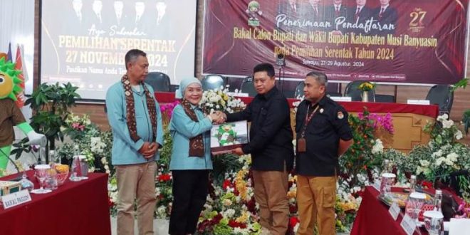 Hj. Lucianty dan H. Syaparuddin menyerahkan berkas pendaftaran sebagai Calon Bupati dan Calon Wakil Bupati Kabupaten Musi Banyuasin kepada Komisi Pemilihan Umum, hari Rabu tanggal 28 Agustus 2024. (BekisarMedia.id/Eka Sahputra)