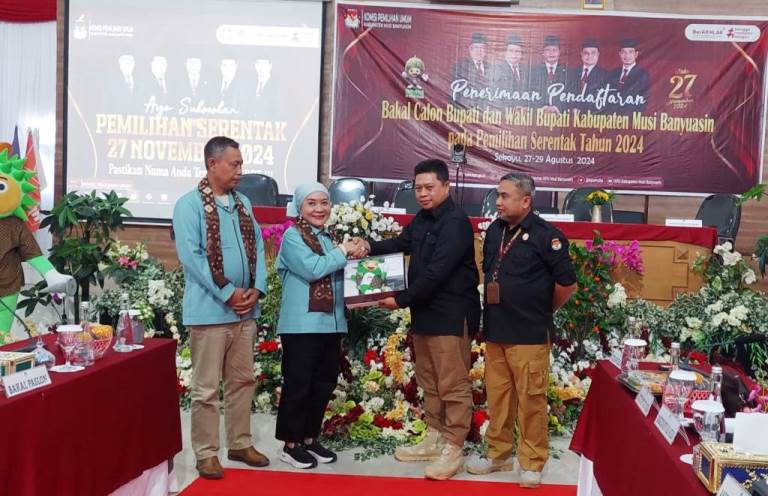 Hj. Lucianty dan H. Syaparuddin menyerahkan berkas pendaftaran sebagai Calon Bupati dan Calon Wakil Bupati Kabupaten Musi Banyuasin kepada Komisi Pemilihan Umum, hari Rabu tanggal 28 Agustus 2024. (BekisarMedia.id/Eka Sahputra)