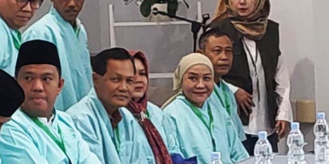 Hj. Lucianty dan H. Syaparuddin, Bakal Calon Bupati dan Calon Wakil Bupati Kabupaten Musi Banyuasin, sedang persiapan untuk melakukan pemeriksaan kesehatan di RSUP dr. Mohammad Hoesin Palembang, hari Jum'at tanggal 30 Agustus 2024. (Bekisar Media / Oyong Hairudin)