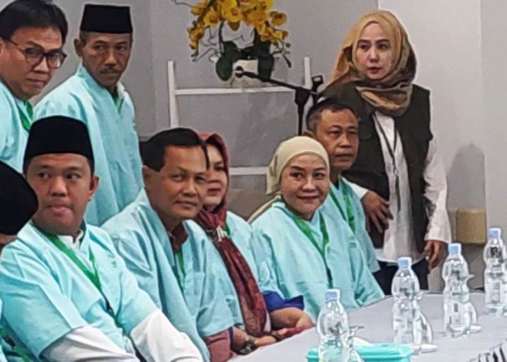 Hj. Lucianty dan H. Syaparuddin, Bakal Calon Bupati dan Calon Wakil Bupati Kabupaten Musi Banyuasin, sedang persiapan untuk melakukan pemeriksaan kesehatan di RSUP dr. Mohammad Hoesin Palembang, hari Jum'at tanggal 30 Agustus 2024. (Bekisar Media / Oyong Hairudin)