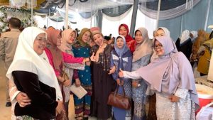 Bakal Calon Bupati Kabupaten Musi Banyuasin, Hj. Lucianty, diajak oleh ibu-ibu untuk foto bersama saat menghadiri acara resepsi pernikahan di Desa Sumber Harum, Kecamatan Tungkal Jaya, pada hari Sabtu tanggal 30 Agustus 2024. (Bekisar Media / Eka Sahputra)