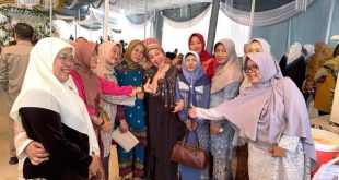 Bakal Calon Bupati Kabupaten Musi Banyuasin, Hj. Lucianty, diajak oleh ibu-ibu untuk foto bersama saat menghadiri acara resepsi pernikahan di Desa Sumber Harum, Kecamatan Tungkal Jaya, pada hari Sabtu tanggal 30 Agustus 2024. (Bekisar Media / Eka Sahputra)