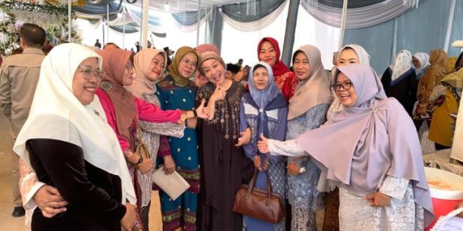 Bakal Calon Bupati Kabupaten Musi Banyuasin, Hj. Lucianty, diajak oleh ibu-ibu untuk foto bersama saat menghadiri acara resepsi pernikahan di Desa Sumber Harum, Kecamatan Tungkal Jaya, pada hari Sabtu tanggal 30 Agustus 2024. (Bekisar Media / Eka Sahputra)