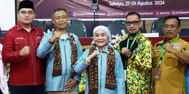 Bakal Calon Bupati dan Calon Wakil Bupati Kabupaten Musi Banyuasin, Hj. Lucianty dan H. Syaparuddin, foto bersama Ketua Partai Pengusung di Pemilihan Kepala Daerah Tahun 2024. (Bekisar Media / Eka Sahputra)