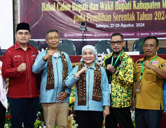 Bakal Calon Bupati dan Calon Wakil Bupati Kabupaten Musi Banyuasin, Hj. Lucianty dan H. Syaparuddin, foto bersama Ketua Partai Pengusung di Pemilihan Kepala Daerah Tahun 2024. (Bekisar Media / Eka Sahputra)