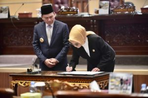 Ketua DPRD Provinsi Sumatera Selatan, R.A. Anita Noeringhati, menyetujui Rancangan Peraturan Daerah tentang Pertanggungjawaban Pelaksanaan Anggaran Pendapatan dan Belanja Daerah Tahun 2023 menjadi Peraturan Daerah, hari Rabu tanggal 3 Juli 2024. (Bekisar Media / DPRD Sumsel)