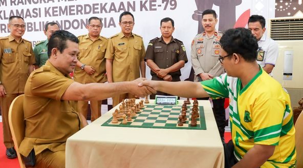 Asisten Administrasi umum Sekretariat Daerah (Setda) Muba, Safaruddin, membuka lomba catur yang digelar oleh Pemerintah Kabupaten (Pemkab) Musi Banyuasin (Muba) di Pendopoan Griya Bumi Serasan Sekate, pada hari Senin tanggal 12 Agustus 2024. (Bekisar Media / Eka Sahputra)