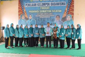 Tim PKK di Kabupaten Musi Banyuasin foto bersama dengan Tim Penilai Kelompok Dasawisma Tingkat Provinsi, hari Jum'at tanggal 9 Agustus 2024. (Bekisar Media / Eka Sahputra)