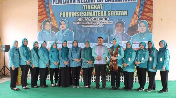 Tim PKK di Kabupaten Musi Banyuasin foto bersama dengan Tim Penilai Kelompok Dasawisma Tingkat Provinsi, hari Jum'at tanggal 9 Agustus 2024. (Bekisar Media / Eka Sahputra)