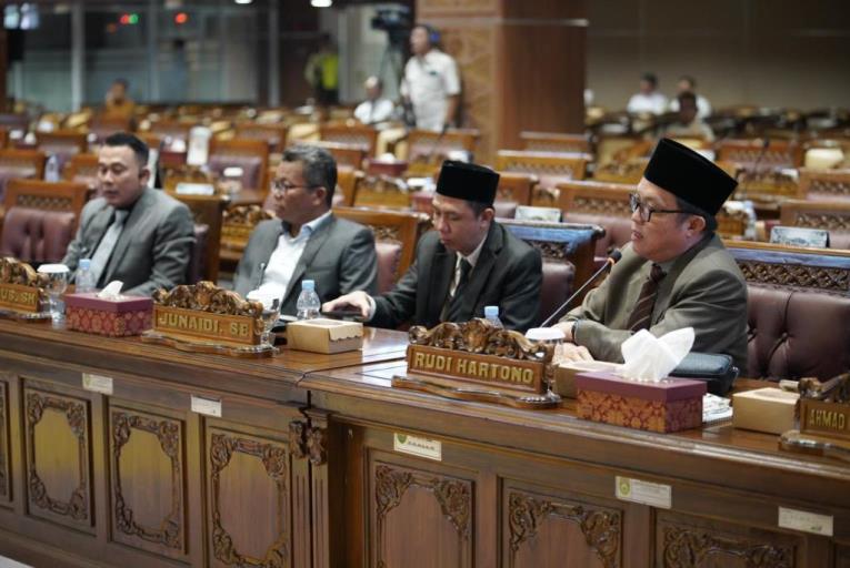 Anggota DPRD Sumsel mengikuti Rapat Paripurna LXXXVIII (88) dengan agenda pembacaan jawaban tertulis Penjabat (Pj.) Gubernur Sumsel, Elen Setiadi, atas Pandangan Umum Fraksi-Fraksi Dewan Perwakilan Rakyat Daerah (DPRD) Sumsel terhadap Rancangan Peraturan Daerah (Raperda) Perubahan Anggaran Pendapatan dan Belanja Daerah (APBD) Sumsel Tahun Anggaran (TA) 2024.
