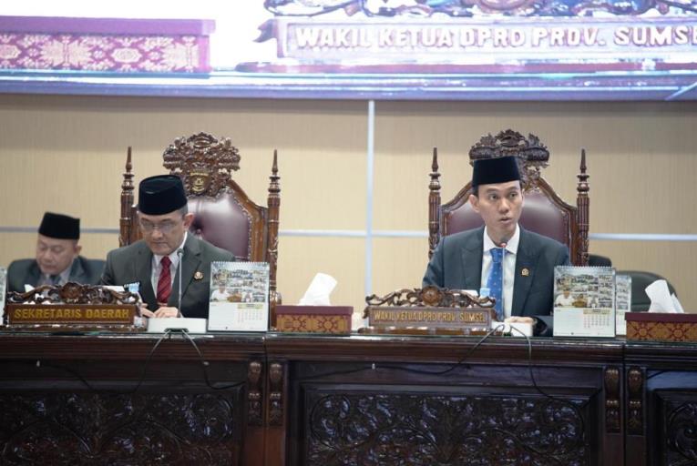 Wakil Ketua DPRD Sumsel, Muchendi Mahzarekki, memimpin Rapat Paripurna LXXXVIII (88) dengan agenda pembacaan jawaban tertulis Penjabat (Pj.) Gubernur Sumsel, Elen Setiadi, atas Pandangan Umum Fraksi-Fraksi Dewan Perwakilan Rakyat Daerah (DPRD) Sumsel terhadap Rancangan Peraturan Daerah (Raperda) Perubahan Anggaran Pendapatan dan Belanja Daerah (APBD) Sumsel Tahun Anggaran (TA) 2024.