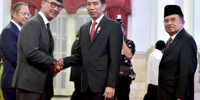 Keterangan Foto : Presiden Joko Widodo pada Jumat, 24 Agustus 2018, secara resmi melantik Agus Gumiwang Kartasasmita sebagai Menteri Sosial di Istana Negara, Jakarta. (foto : setneg.go.id)