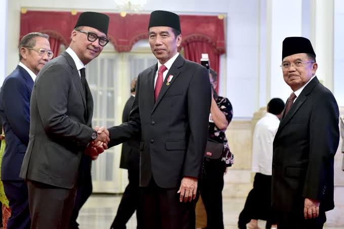 Keterangan Foto : Presiden Joko Widodo pada Jumat, 24 Agustus 2018, secara resmi melantik Agus Gumiwang Kartasasmita sebagai Menteri Sosial di Istana Negara, Jakarta. (foto : setneg.go.id)