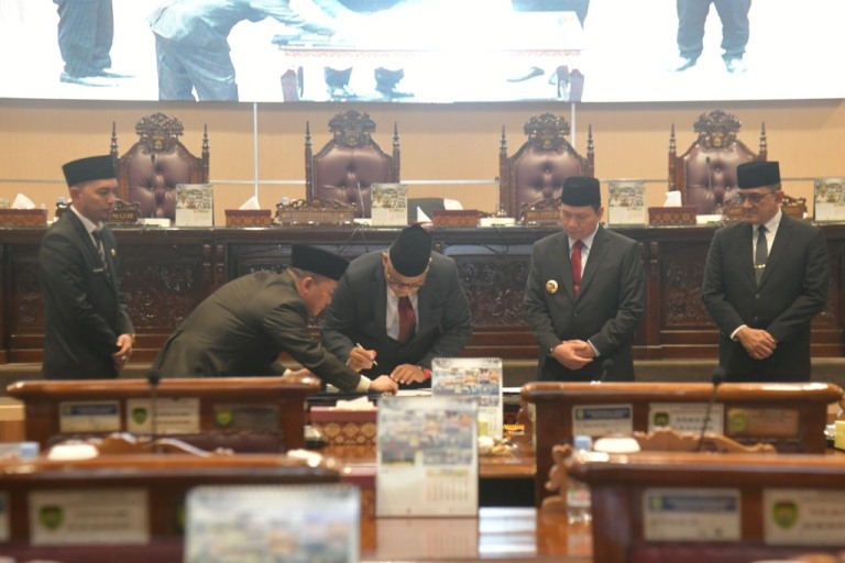 Pj. Gubernur Sumsel, Elen Setiadi, bersalaman dengan Wakil Ketua DPRD Sumsel, Giri Ramanda Kiemas, pada Rapat Paripurna ke 87 DPRD Sumsel tanggal 23 Agustus 2024 dengan Agenda Perubahan Kebijakan Umum Anggaran (KUA) dan Plafon Prioritas Anggaran Sementara (PPAS) Anggaran Pendapat dan Belanja Daerah (APBD) Tahun Anggaran (TA) 2024. (Bekisar Media / DPRD Sumsel)