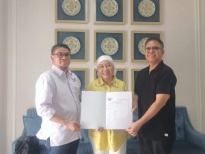 Bakal Calon Bupati Kabupaten Musi Banyuasin, Hj. Lucianty, menerima Surat Persetujuan Pencalonan dari Partai PERINDO yang diserahkan oleh Ketua DPW Partai PERINDO Sumsel, Febuar Rahman, didampingi Ketua Harian DPW Partai PERINDO Sumsel, Ardhiansyah Nugraha, hari Senin tanggal 26 Agustus 2024. (Bekisar Media / Oyong Hairudin)