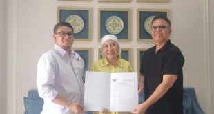 Bakal Calon Bupati Kabupaten Musi Banyuasin, Hj. Lucianty, menerima Surat Persetujuan Pencalonan dari Partai PERINDO yang diserahkan oleh Ketua DPW Partai PERINDO Sumsel, Febuar Rahman, didampingi Ketua Harian DPW Partai PERINDO Sumsel, Ardhiansyah Nugraha, hari Senin tanggal 26 Agustus 2024. (Bekisar Media / Oyong Hairudin)