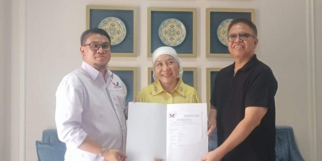 Bakal Calon Bupati Kabupaten Musi Banyuasin, Hj. Lucianty, menerima Surat Persetujuan Pencalonan dari Partai PERINDO yang diserahkan oleh Ketua DPW Partai PERINDO Sumsel, Febuar Rahman, didampingi Ketua Harian DPW Partai PERINDO Sumsel, Ardhiansyah Nugraha, hari Senin tanggal 26 Agustus 2024. (Bekisar Media / Oyong Hairudin)