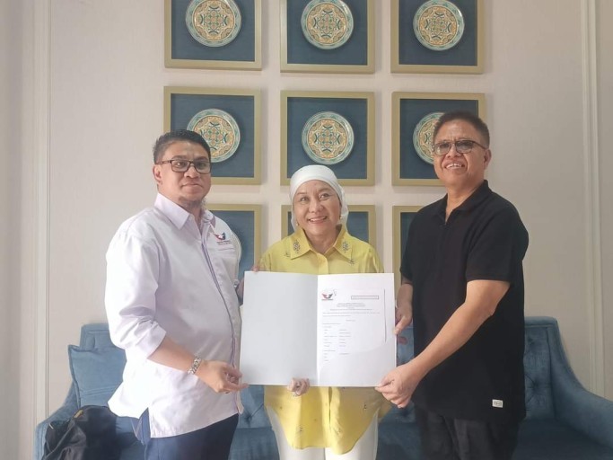 Bakal Calon Bupati Kabupaten Musi Banyuasin, Hj. Lucianty, menerima Surat Persetujuan Pencalonan dari Partai PERINDO yang diserahkan oleh Ketua DPW Partai PERINDO Sumsel, Febuar Rahman, didampingi Ketua Harian DPW Partai PERINDO Sumsel, Ardhiansyah Nugraha, hari Senin tanggal 26 Agustus 2024. (Bekisar Media / Oyong Hairudin)